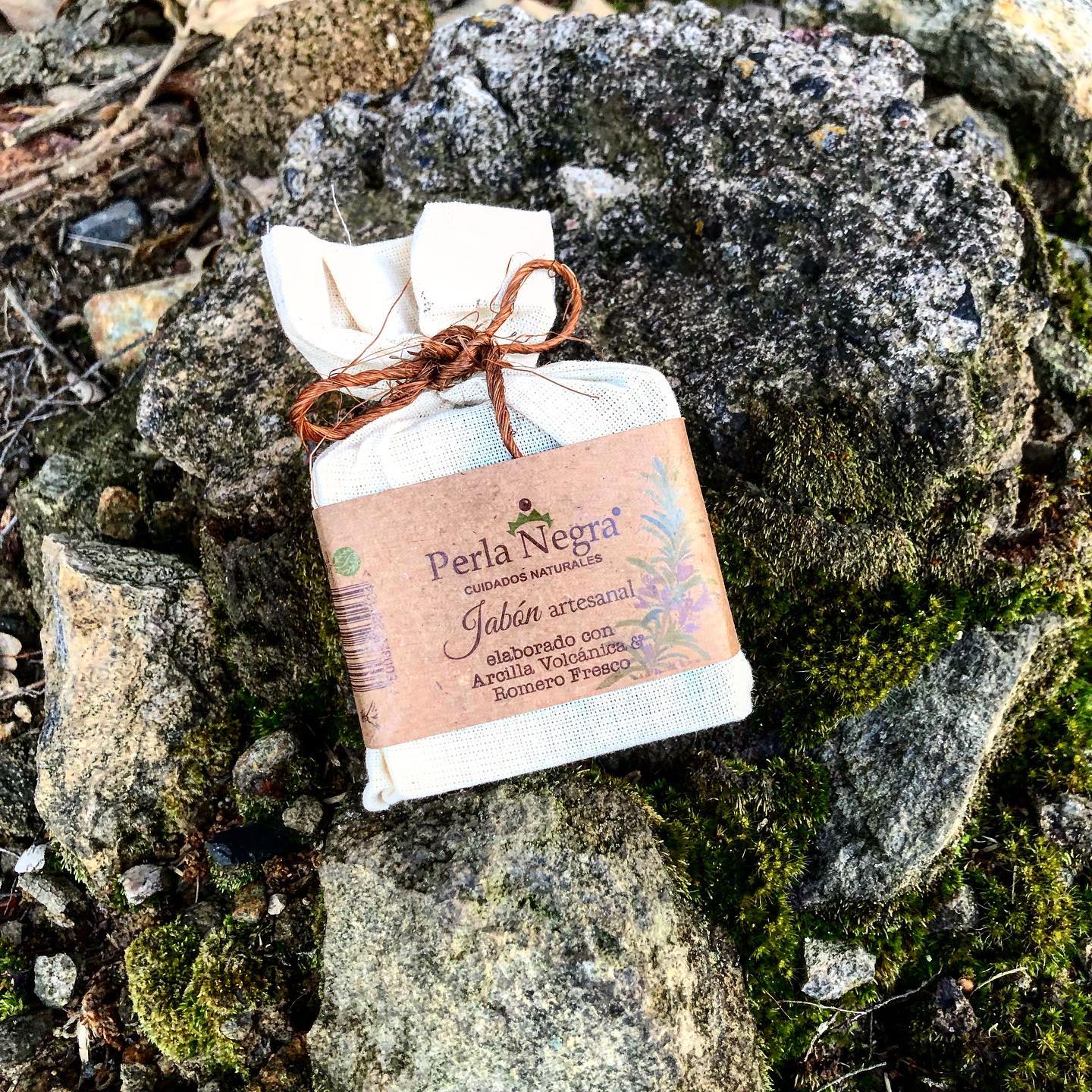 Perla Negra- Jabón de arcilla volcánica y romero